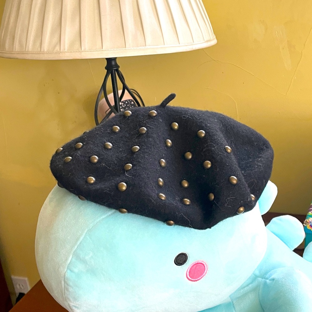 Black beret with brass studs one size from the90’s urban outfitters